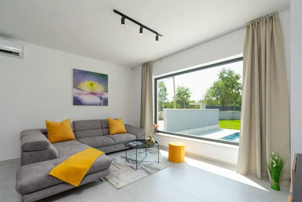 Family Villa Nona With Pool And Grill In Tinjan Kringa