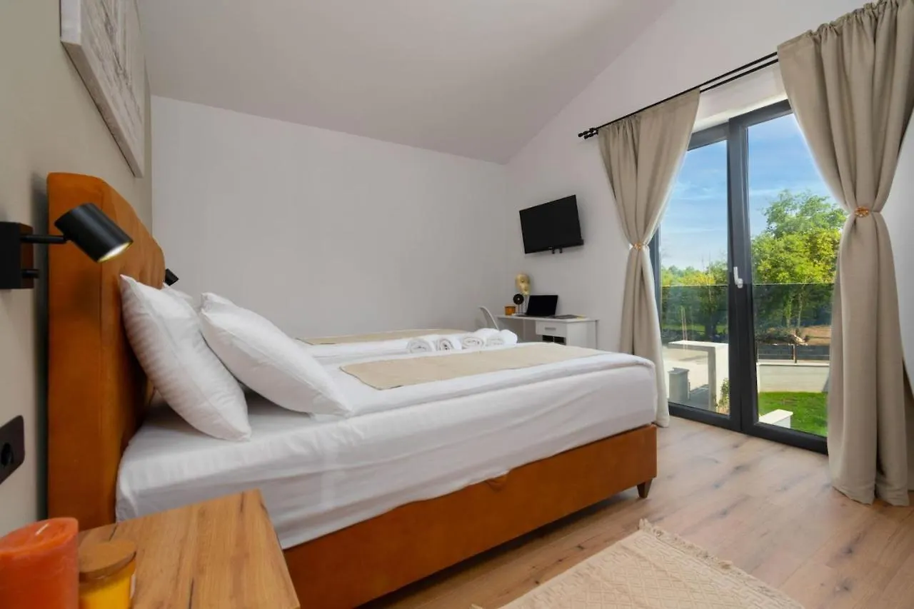 Family Villa Nona With Pool And Grill In Tinjan Kringa 0*,