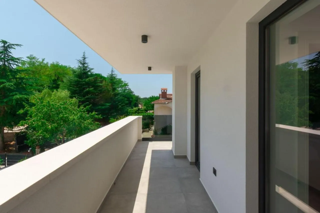 Family Villa Nona With Pool And Grill In Tinjan Kringa