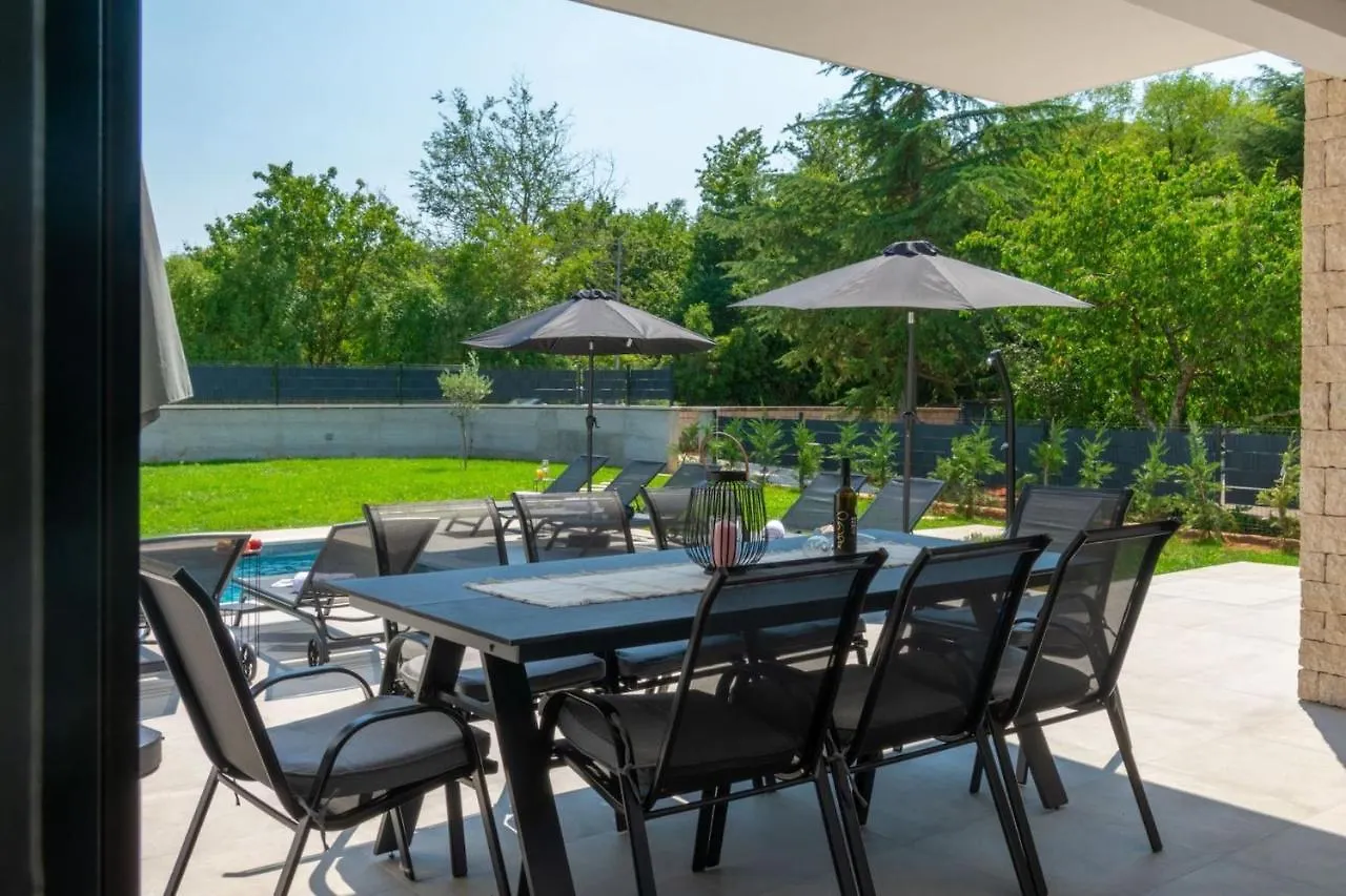 Family Villa Nona With Pool And Grill In Tinjan Kringa Hırvatistan