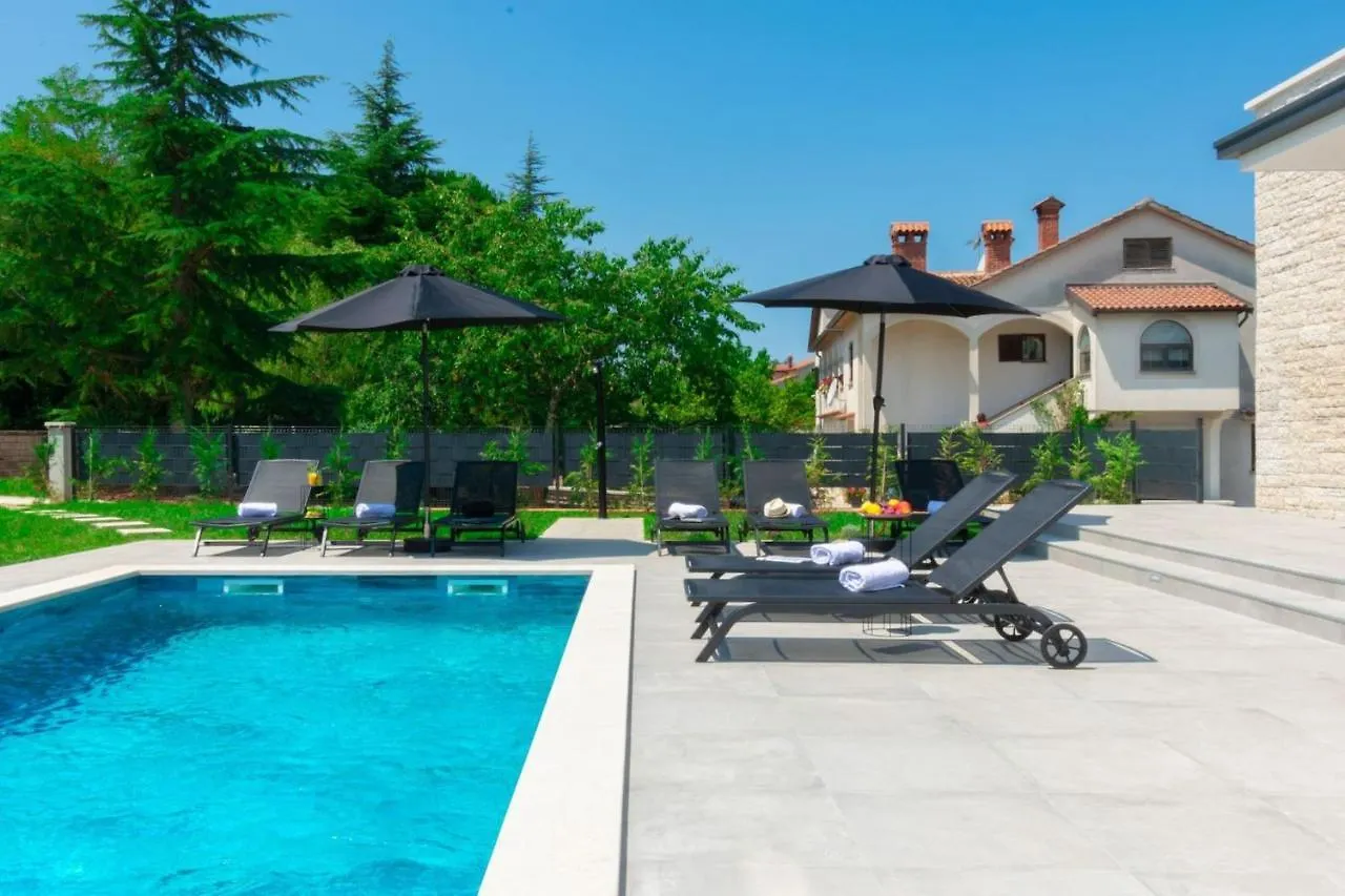 Family Villa Nona With Pool And Grill In Tinjan Kringa